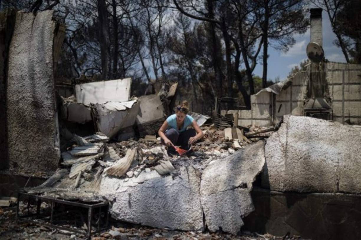 El presupuesto del servicio de bomberos se redujo de 452 millones de euros (528 millones de dólares) en 2009 hasta 354 millones (414 millones de dólares) el año pasado, según datos oficiales.<br/><br/>Según Theodari, la insuficiente sensibilización y la poca formación de los habitantes en la prevención también favorecieron el gran impacto de estos incendios.