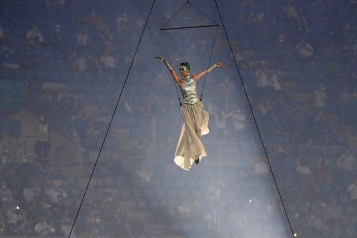 Un sistema de alta tecnología permitió moverlos al ritmo de la música hasta unirlos en el centro del campo para enviar un mensaje de unión, acompañado por un notable espectáculo pirotécnico a pie de campo y en el techo del estadio.<br/>