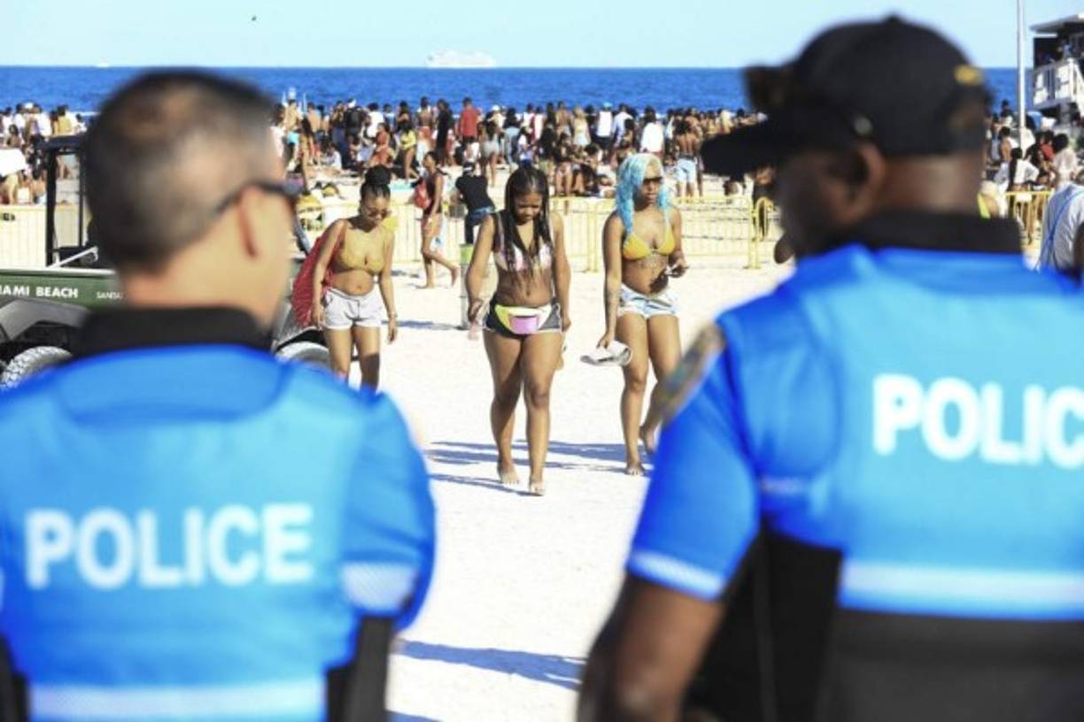 Pero eso poco parece asustar a los paseantes de Lincoln Road, Española Way y Ocean Drive, incluso ahora que ya se detectó en Florida la cepa británica de la covid-19, mucho más contagiosa, en un joven que no había viajado a ninguna parte en el periodo de incubación.