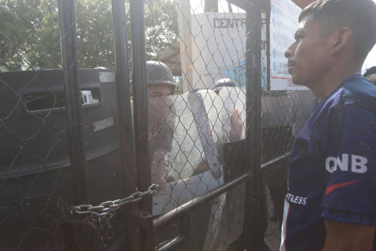 Familiares de reos esperan información de sus parientes