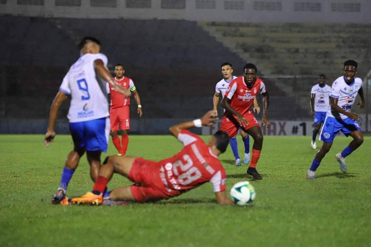 El partido se reanudó en La Ceiba y César Oseguera le cometió esta dura entrada contra Fresly López.