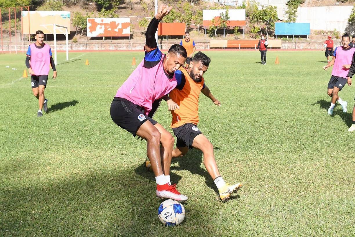 Diego Reyes y Jorge Álvarez luchando por la pelota en el entrenamiento de este miércoles.