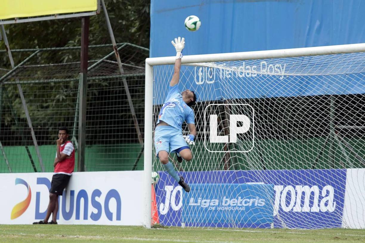 Celio Valladares se lució en la portería de la UPN en el Yankel.