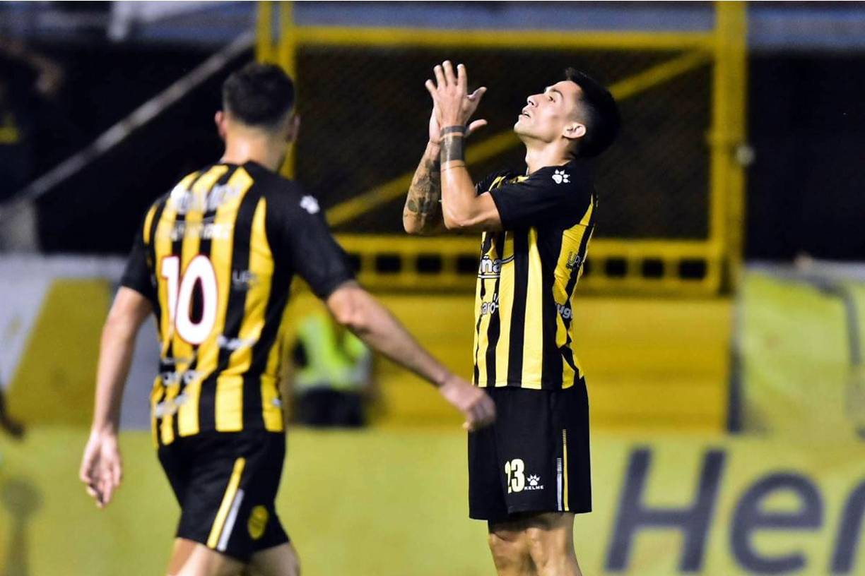 El argentino Juan Vieyra se lamenta en la derrota del Real España contra Marathón.