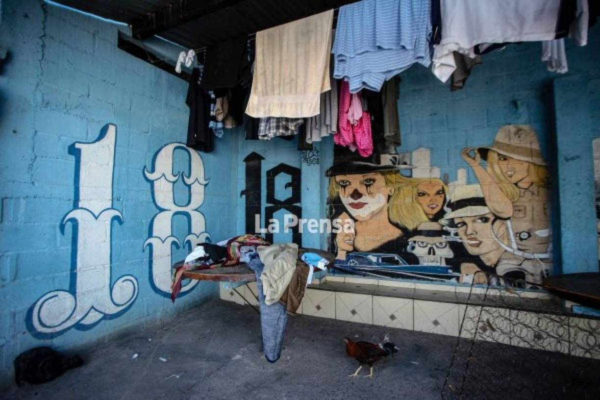 Como en las zonas externas de la prisión, las áreas internas también señalan el control de un determinado grupo pandillero.