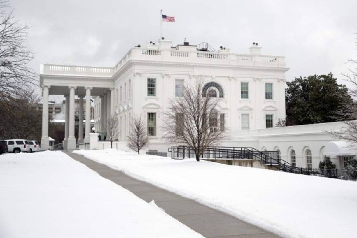CAS01 WASHINGTON (ESTADOS UNIDOS) 14/03/2017.- Los aledaños de la Casa Blanca permanecen nevados tras el paso de la tormenta 'Stella', en Washington, Estados Unidos, hoy, 14 de marzo de 2017. Mientras que las ciudades de Nueva York y Boston se emitieron advertencias de ventisca, en la ciudad de Washington se espera que caigan de dos a cuatro pulgadas de nieve. EFE/Michael Reynolds