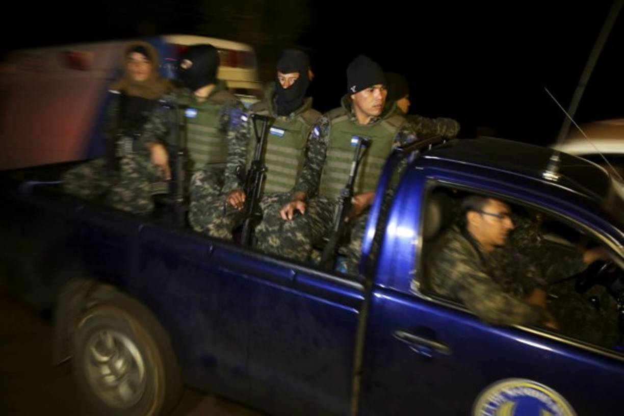 Militares hondureños mantienen un retén en la aldea Rincón de Dolores, que da acceso a la zona donde se accidentó el helicóptero donde viajaba la exministra de Estrategia y Comunicaciones de Honduras junto a otras cinco personas.