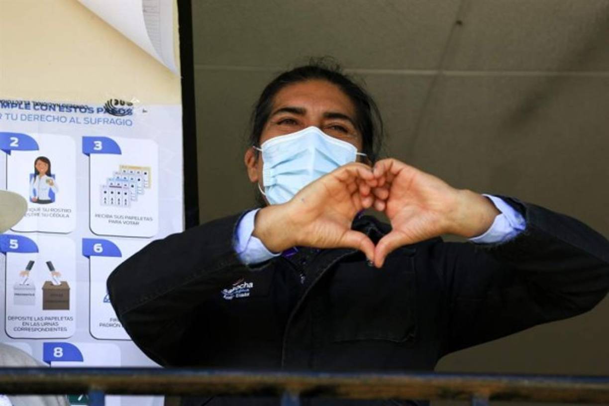 Nació en Cuenca, capital de Azuay, y sus nombres originales eran Carlos Ranulfo. En 2017 se cambió legalmente y, en línea con su amor por la naturaleza, escogió Yaku Sacha, que en quichua significan 'Agua de Monte'.