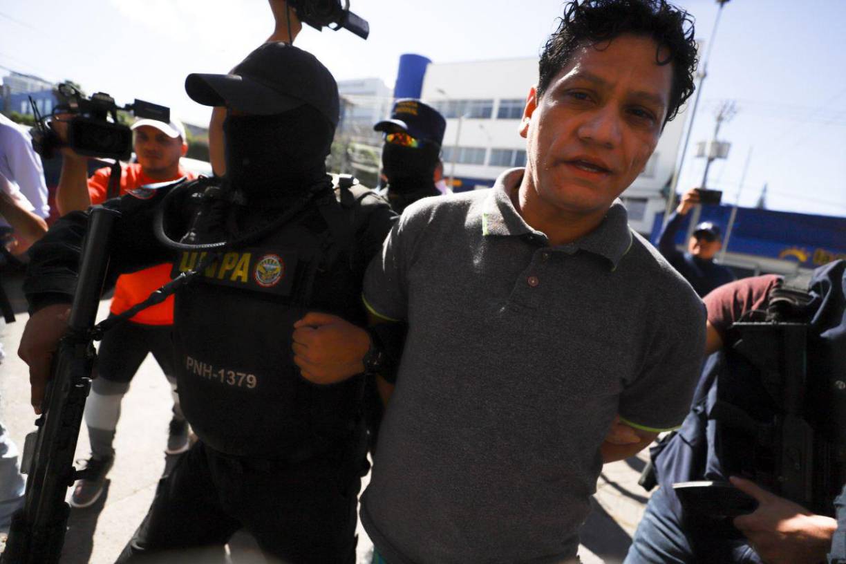 En su retorno al país fue fichado por el Olimpia, con el que jugó del 2002 al 2006.