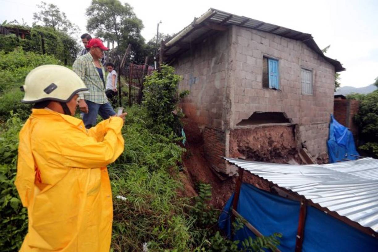 Los bomberos atendieron la emergencia en la vivienda de la colonia Nueva Suyapa que perdió parte de uno de sus muros.