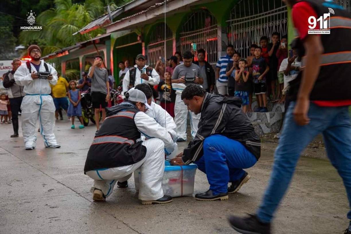 En Atlántida, la Copeco lleva alimentos y otros artículos de primera necesidad a los damnificados por medio de drones.