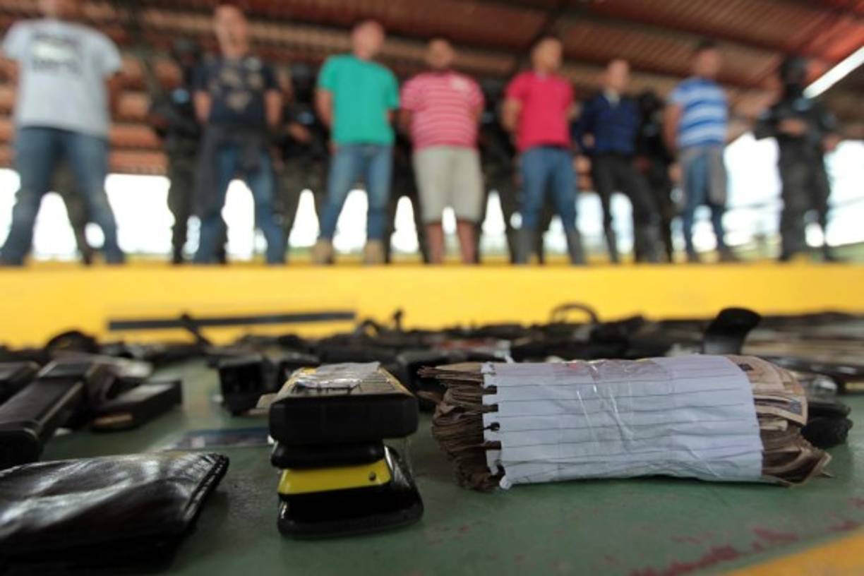 Se les decomisó varias armas de grueso calibre, municiones y dinero en su mayoría de 500 lps.