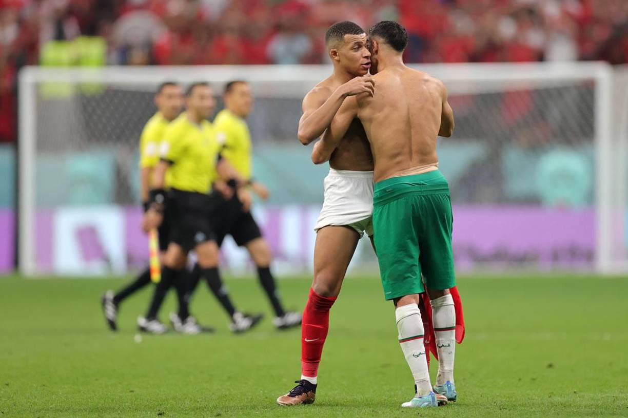 El abrazo de Kylian Mbappé con su amigo Achraf Hakimi al final del partido en el Al-Bayt Stadium de Al Khor.