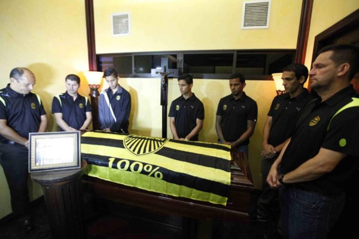 La plantilla y cuerpo técnico del Real España también estuvo presente en el velatorio.