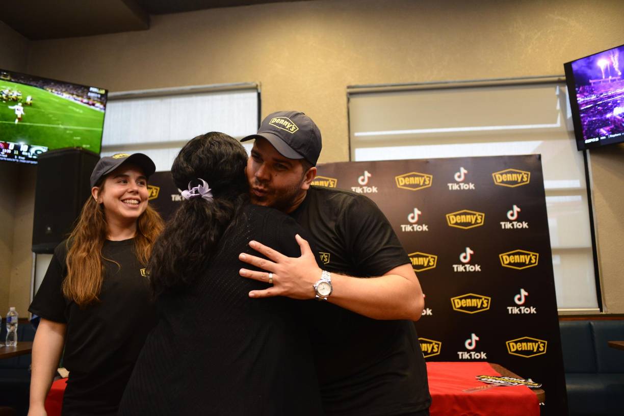 Los catrachos también aprovecharon el encuentro con los tiktokers para expresarles muestras de afecto.