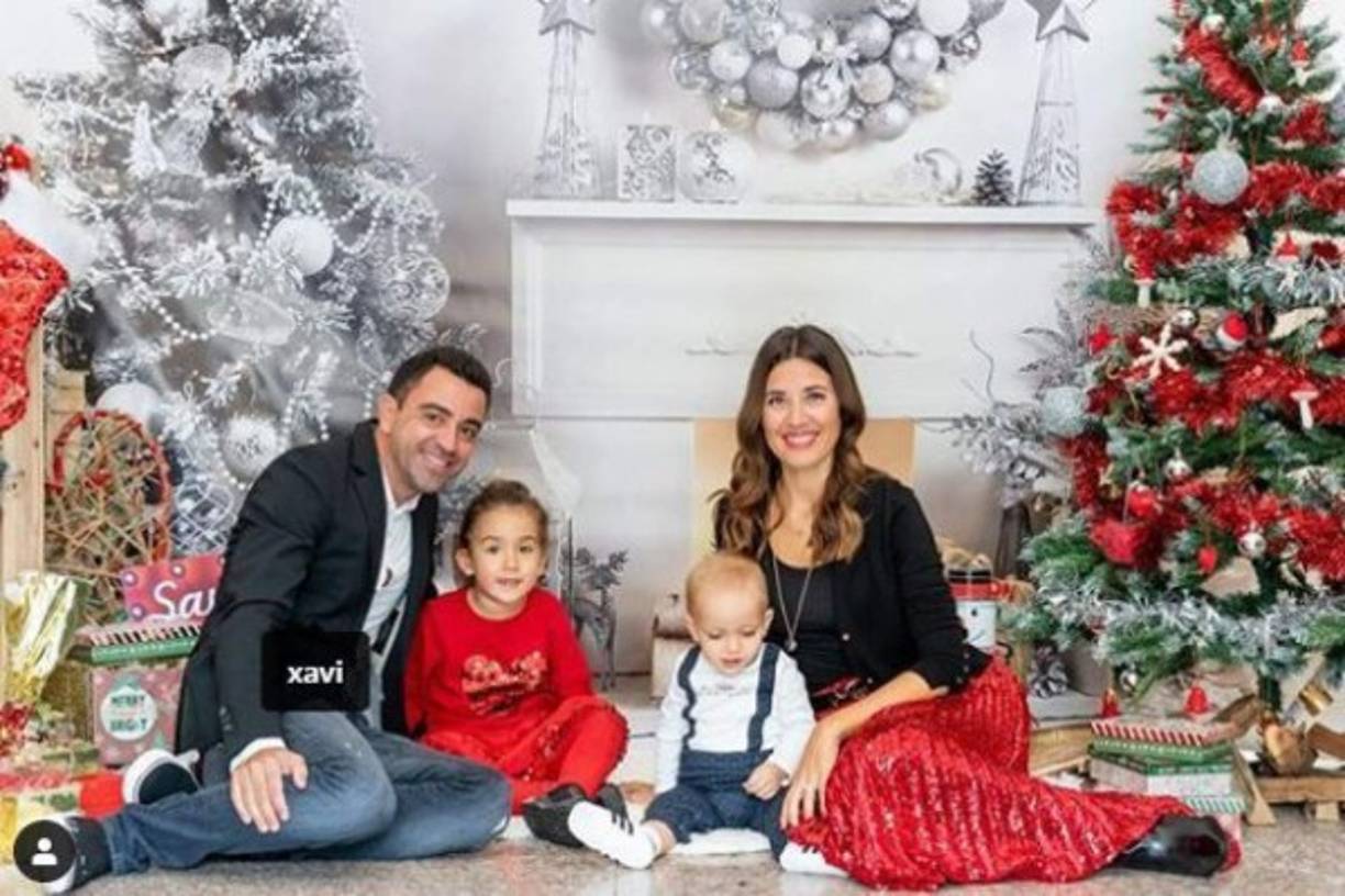Xavi Hernández, exfutbolista y ahora entrenador del Al Saad, junto a su familia.