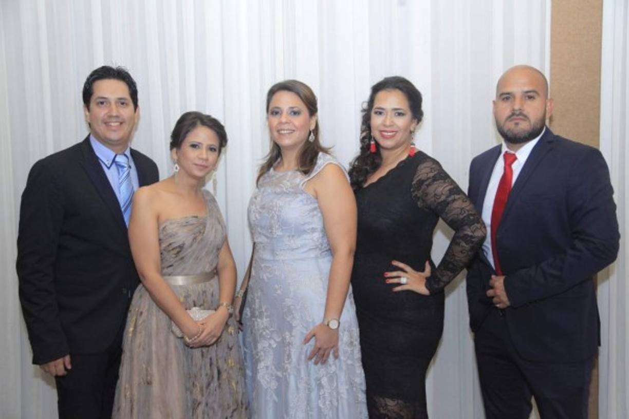 Marvin Mejía, Saadia y Tania Monterroso con Vivian Gallardo.