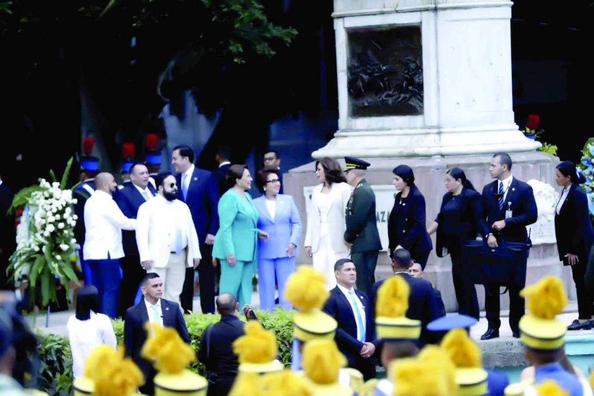 Titulares de los tres poderes del Estado ayer al llevar la ofrenda al general Francisco Morazán, fusilado un 15 de septiembre. 