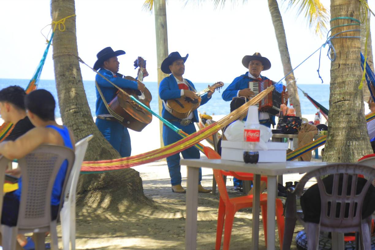 Cabe mencionar que, los mariachis también forman parte de los atractivos en la bahía de Tela.