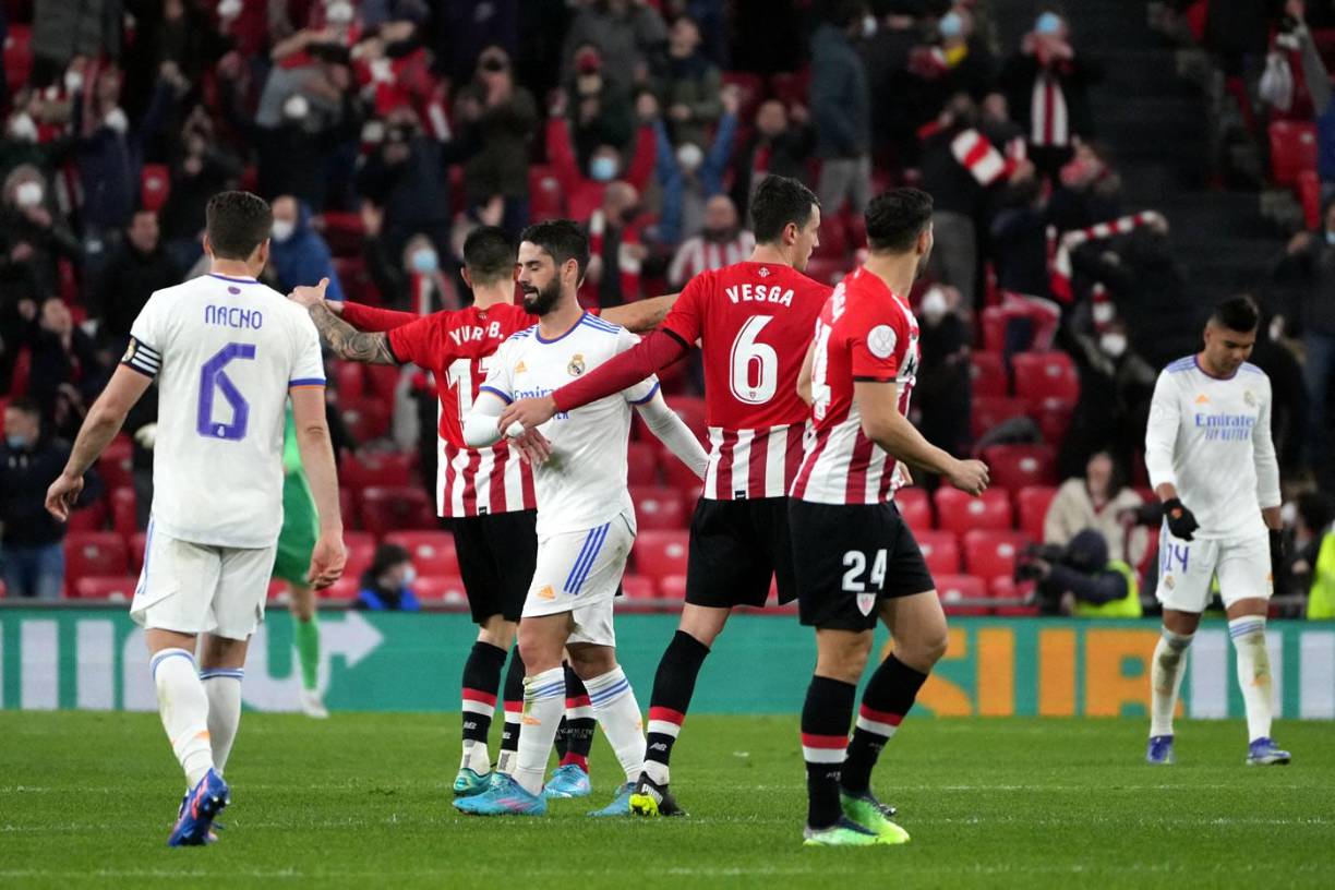 Isco saludó a los jugadores del Athletic Club de Bilbao al final del partido.