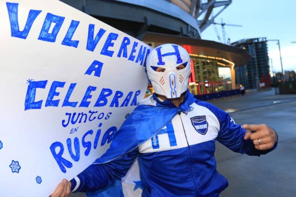 Las máscaras y más pancartas no faltaron por parte de la afición hondureña en Vancouver.