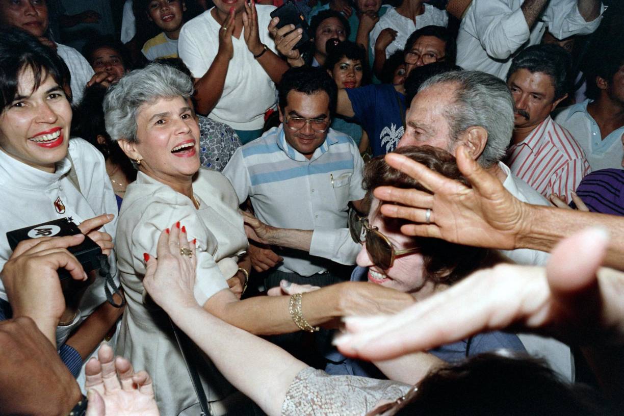 En Iberoamérica, en 1990, la nicaragüense Violeta Barrios de Chamorro asumió la Presidencia de su país tras ganar las elecciones como candidata presidencial de la oposición.