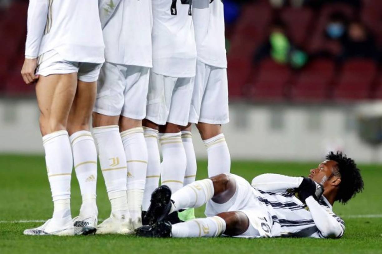 La estrategia del colombiano Juan Guillermo Cuadrado en la barrera durante un tiro libre de Messi.