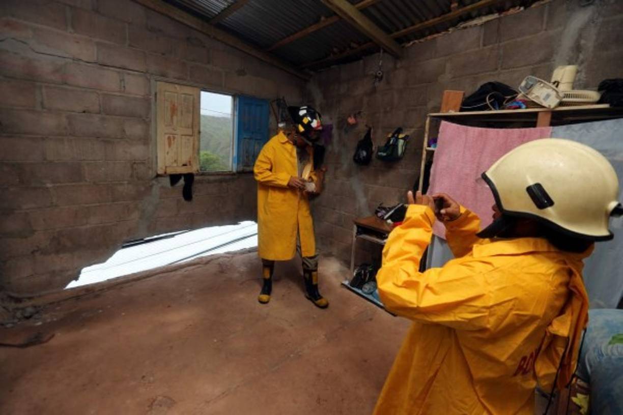 Los bomberos inspeccionaron la vivienda que perdió parte de su muro en la colonia Nueva Suyapa.