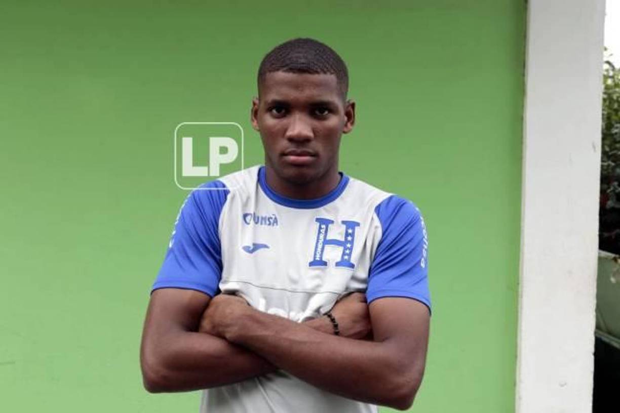 Anfronit Kriss Tatum Ferrera es lateral derecho y juega en el Real España, tiene 17 años, nació el 02/06/2005 en La Ceiba, Atlántida.