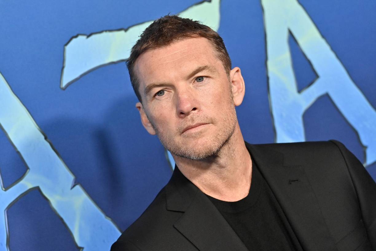 Sam Worthington, quien saltó a la fama en 2009 por su papel protagonista en ‘Avatar’, aventura que retoma ahora, 13 años más tarde, en la esperada secuela ‘El sentido del agua’, ha sacado a relucir su faceta más vulnerable al hablar abiertamente de sus problemas con la bebida y de cómo su conducta estuvo a punto de arruinar su matrimonio con su esposa Lara, madre de sus hijos Rocket y Racer.