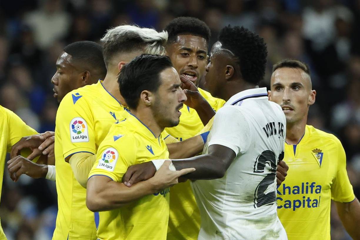 El brutal enfado de Vinicius con jugadores del Cádiz, entre ellos aparece el hondureño ‘Choco‘ Lozano.