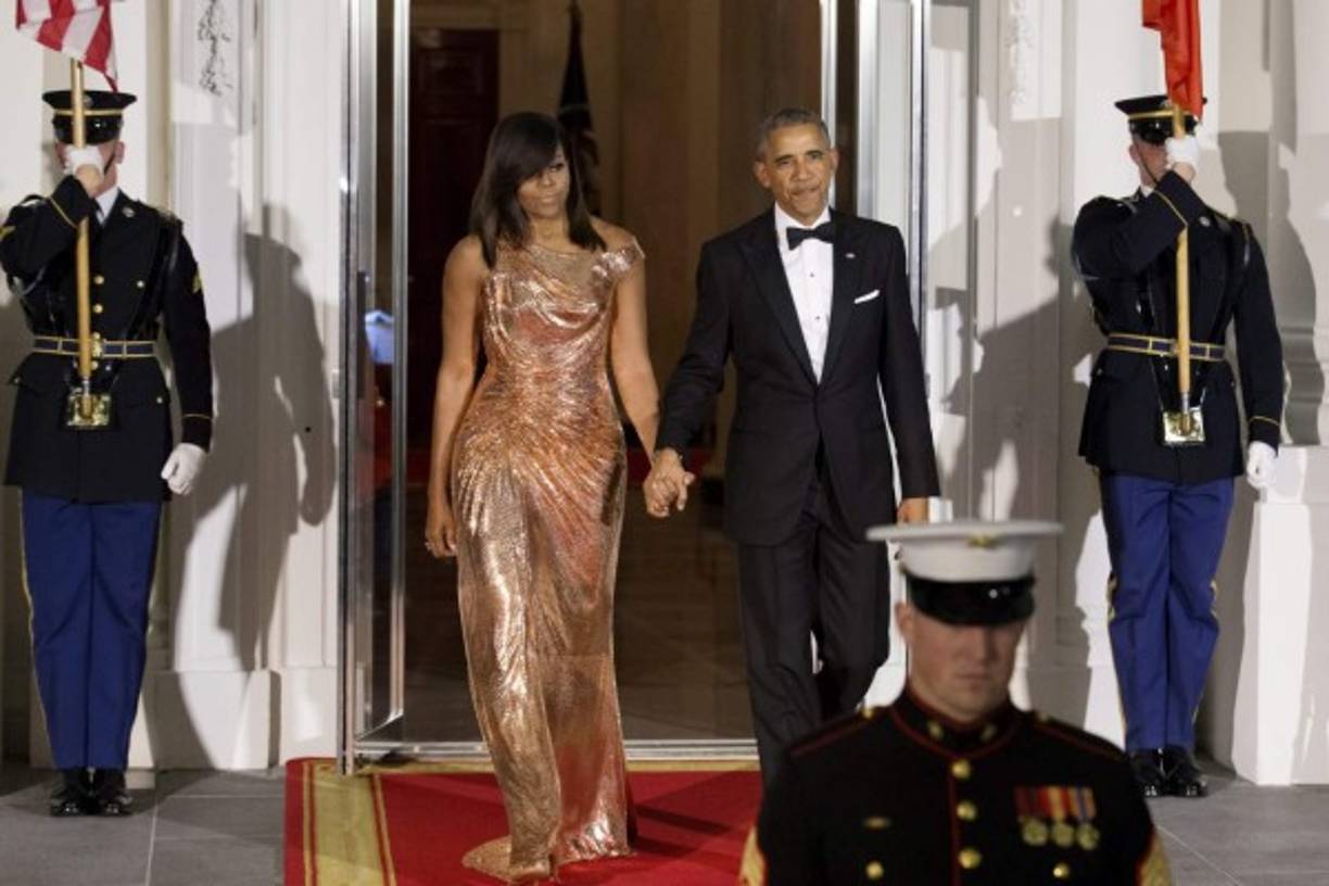 La primera dama estadounidense, Michelle Obama, impresionó al mundo con un 'histórico' vestido durante su última cena de Estado junto al presidente Barack Obama.