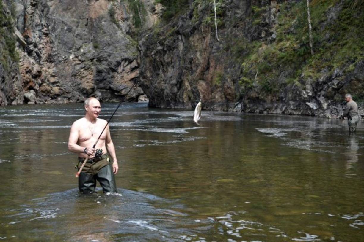 Y, como cada verano, el presidente ruso, Vladímir Putin, se volvió a quitar la camiseta durante una de sus ya famosas escapadas siberianas, una imagen que ya ha dado la vuelta al mundo.<br/>