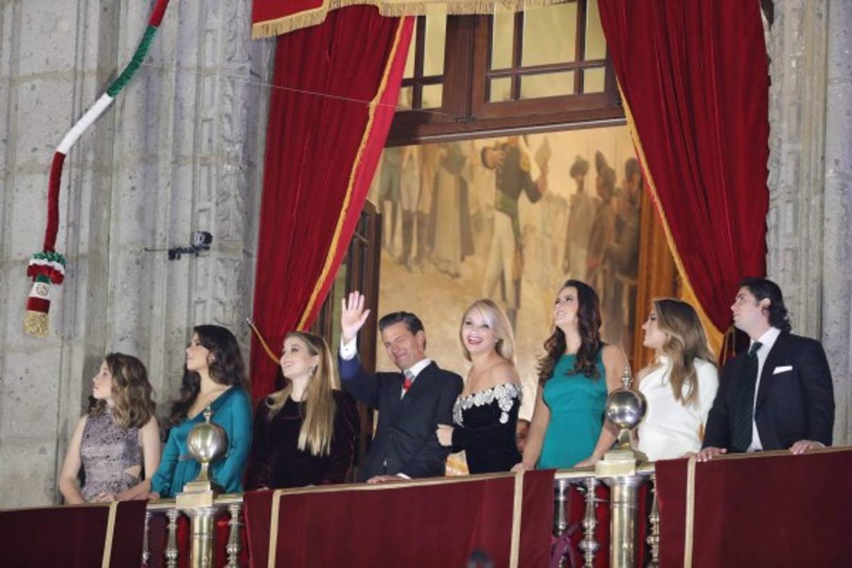 MEX301. CIUDAD DE MÉXICO (MÉXICO), 15/09/2017.- El presidente de México Enrique Peña Nieto (c) saluda junto a sus hijos y la primera dama Angélica Rivera (4d) durante la celebración del 207 aniversario del Grito de Independencia hoy, viernes 15 de septiembre de 2017, en la Plaza de la Constitución, frente a Palacio Nacional de la Ciudad de México (México). EFE/José Méndez