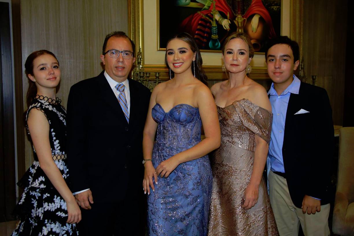 Camila Castillo, Rolando Castillo, Sofía Castillo Lugo, Glenda Lugo de Castillo y Sebastián Castillo