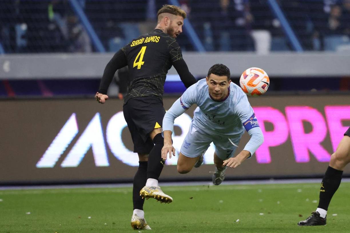 Cristiano Ronaldo cae al suelo tras una falta de Sergio Ramos.