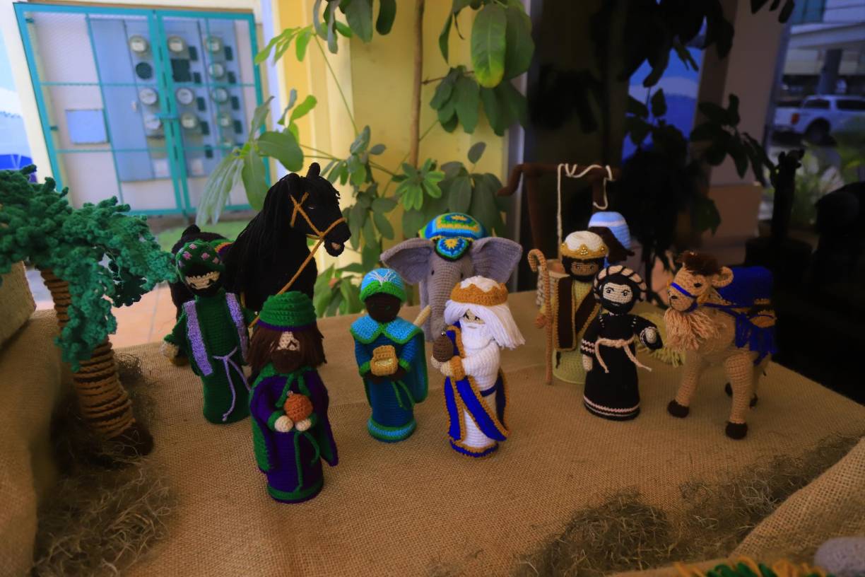 Los tres reyes magos junto a sus animales de traslado.