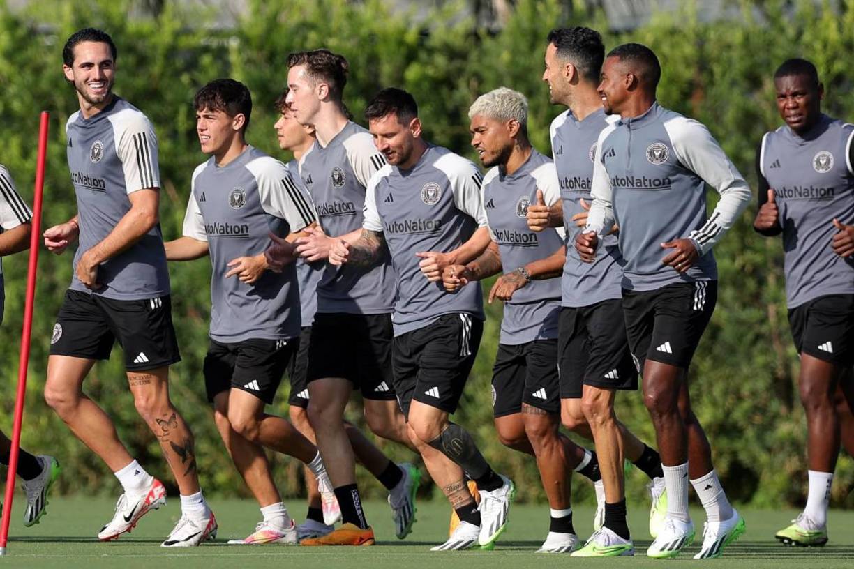 Messi estuvo siempre con el venezolano Josef Martínez. 