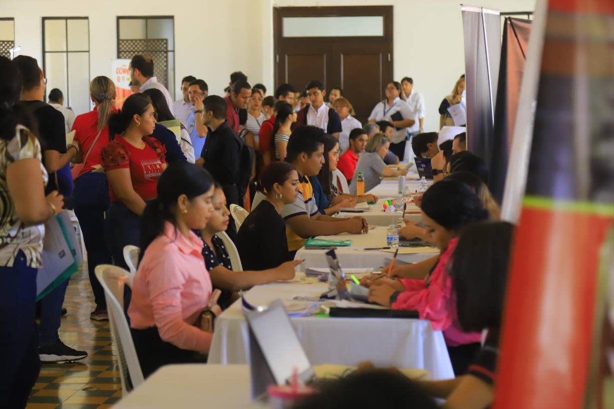 La feria de empleo fue integrada por 36 empresas que ofertaron más de 580 plazas laborales.