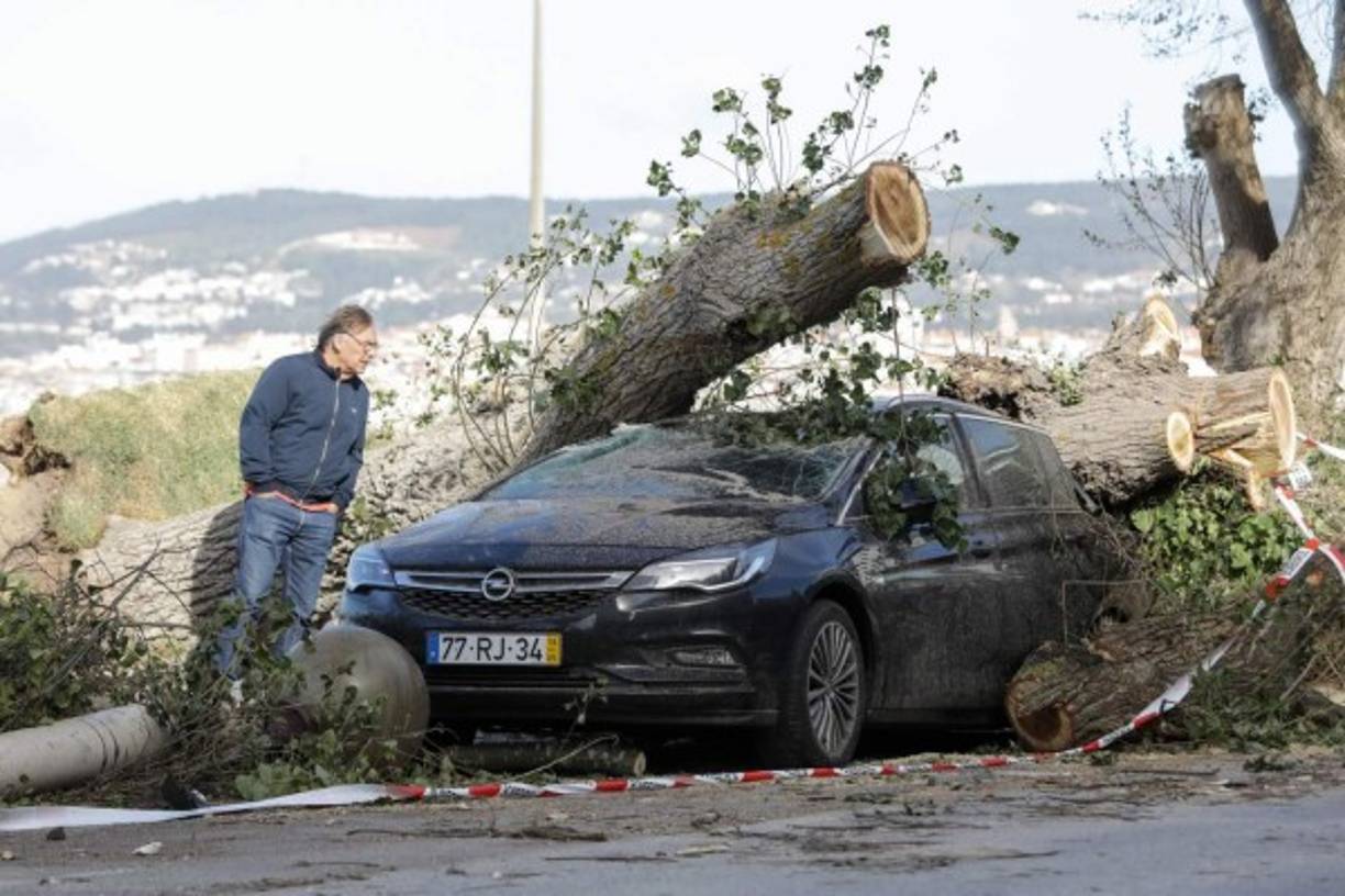 Aunque el peligro ya pasó, Protección Civil en Portugal mantiene la alerta mientras verifica los destrozos y despeja la vía pública de las huellas de Leslie, la peor tempestad que ha azotado el país desde 1842.