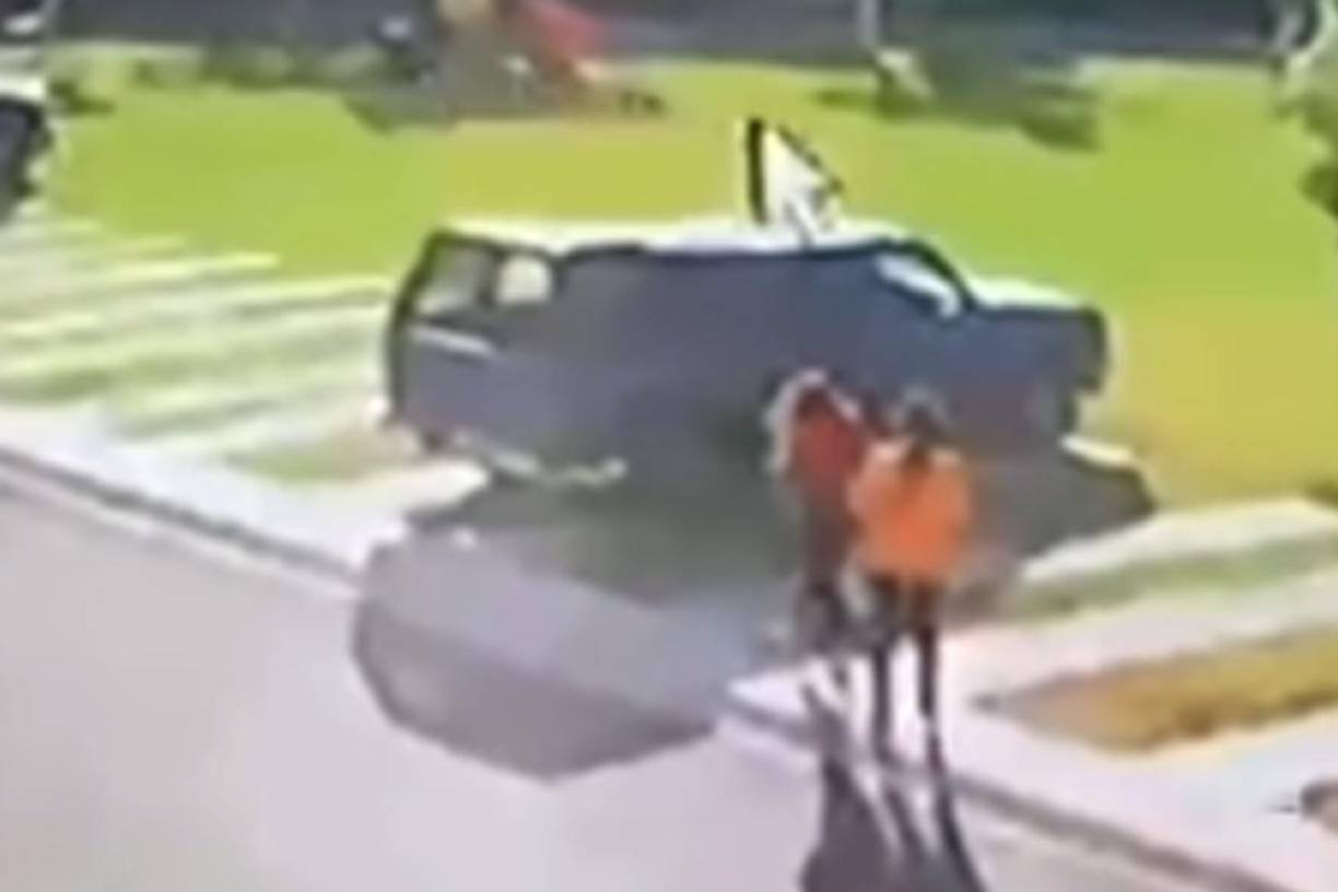 La cita entre las jóvenes quedó registrado por las cámaras de seguridad.