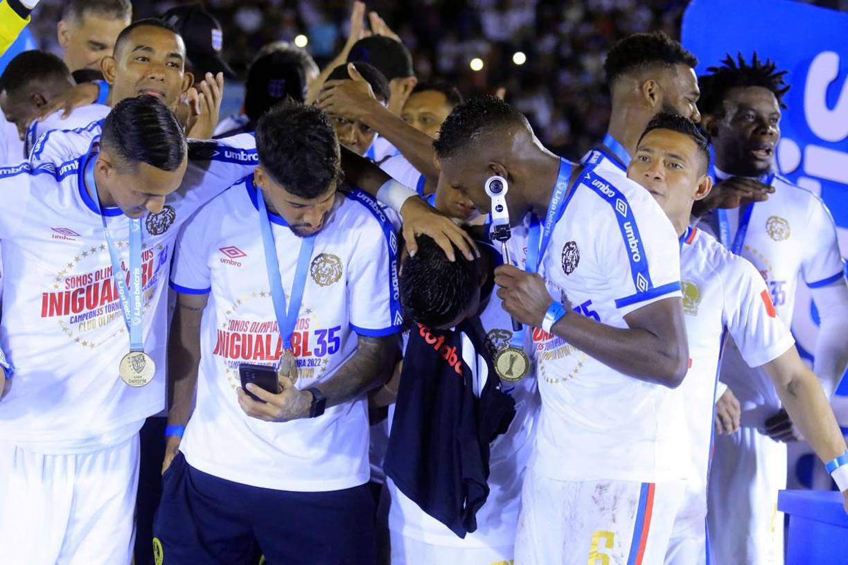 Algunos jugadores del Olimpia trataron de consolar el llanto de Michaell Chirinos, quien se despidió del club para jugar en el Volos NFC de la Superliga de Grecia.