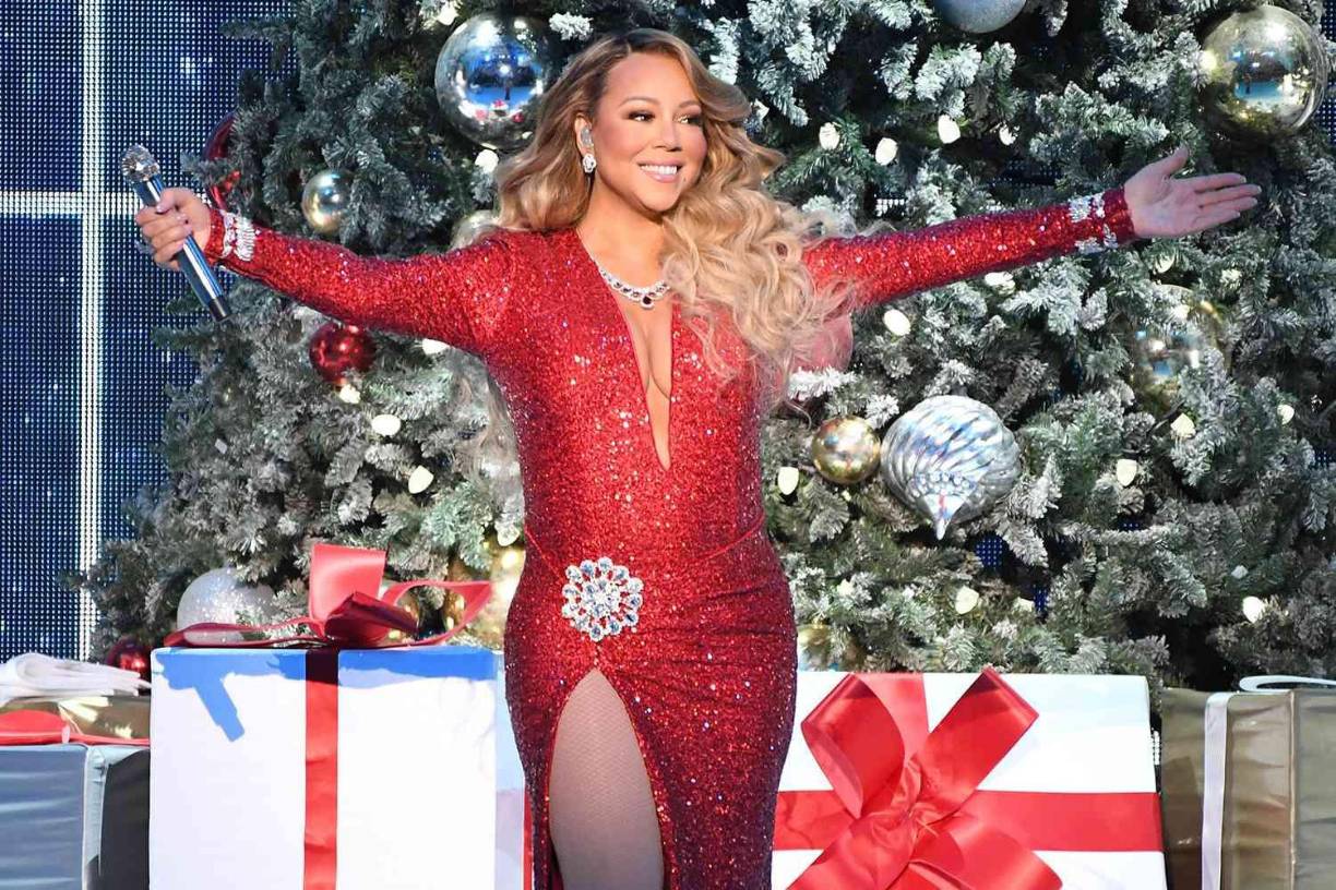 Cuando Mariah Carey lanzó “All I Want For Christmas Is You” en 1994, el panorama musical estaba dominado por las clásicas baladas navideñas. Carey, quien ya gozaba de una exitosa carrera en ese entonces, decidió crear algo diferente, un tema alegre, fresco y con un enfoque pop. 