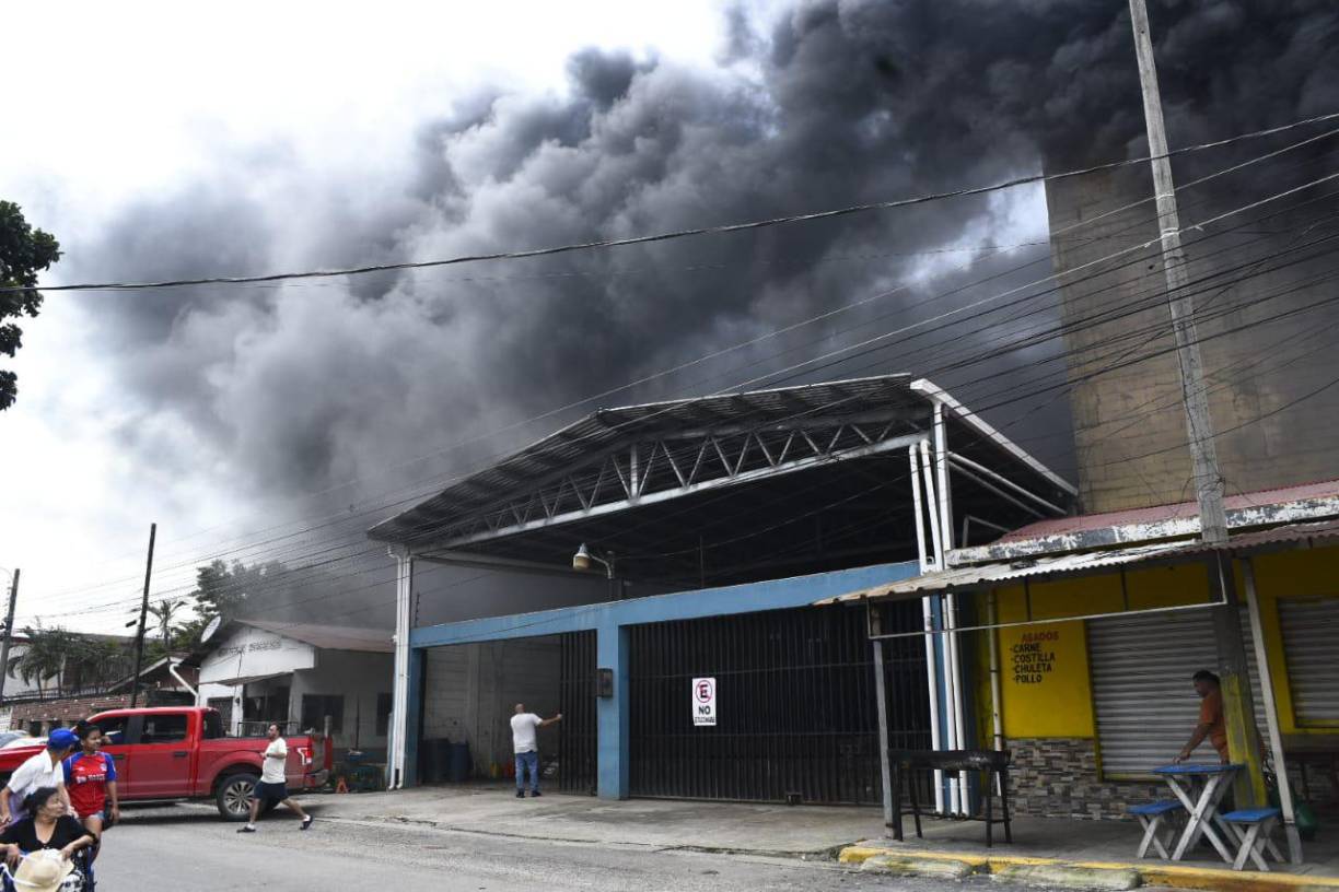 Incendio desata el caos en barrio Medina de San Pedro Sula (fotos)
