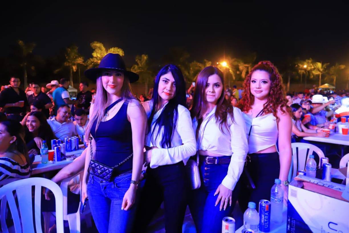 Laura Fajardo, Suani Fuentes, Nicole Guzmán y Marly Turcios, fueron otras belles jóvenes que no quisiero perderse el concierto.