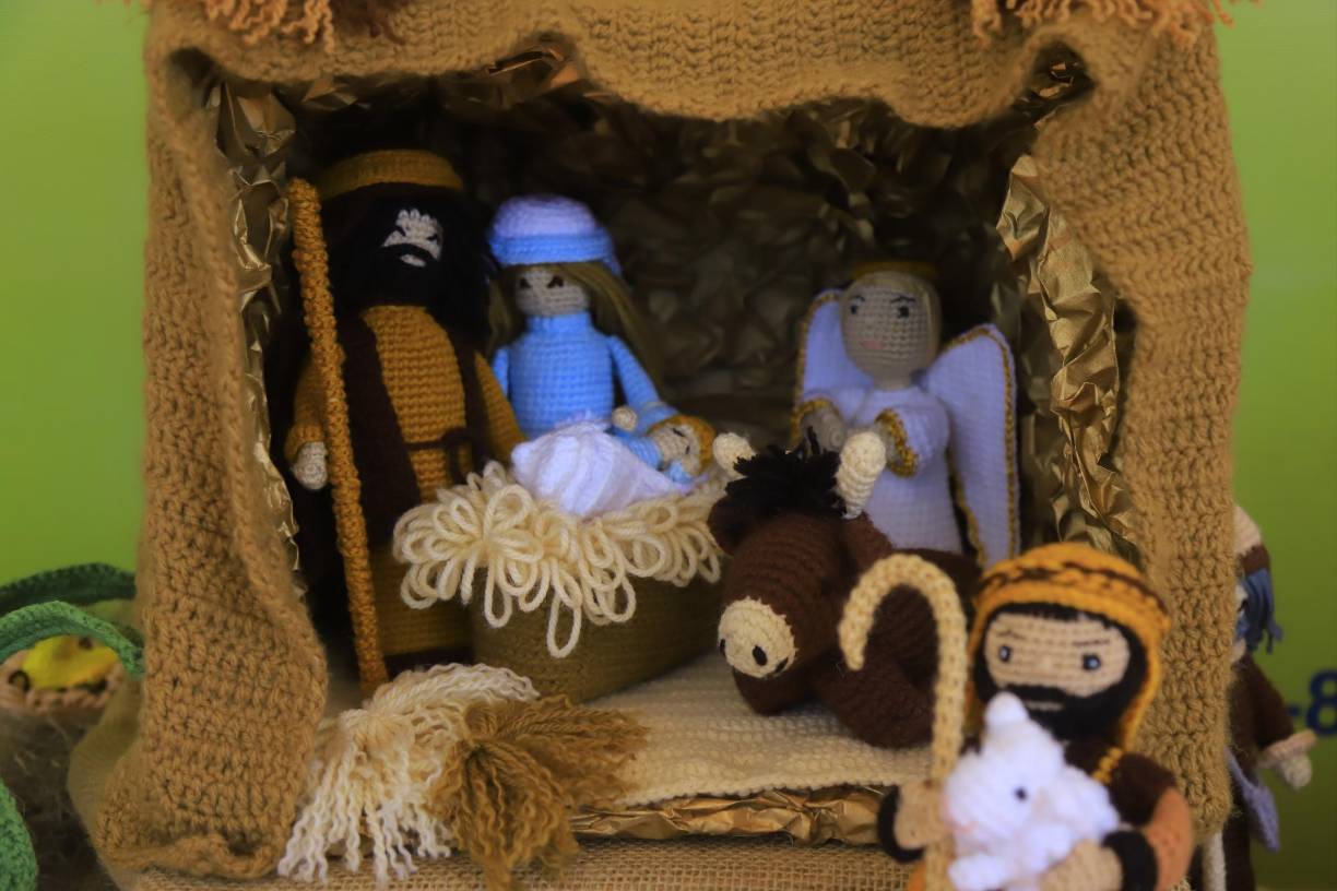 Cada uno de los personajes fueron tejidos a mano y esto llevó intrincadas horas de dedicación. José, María y los pastores destacan al centro de la obra. 