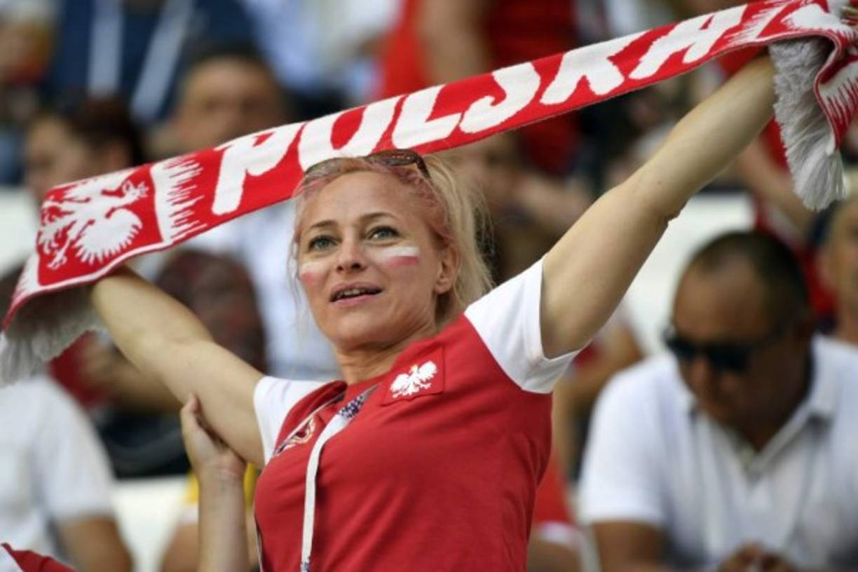 Ella llegó con su bufanda polaca.