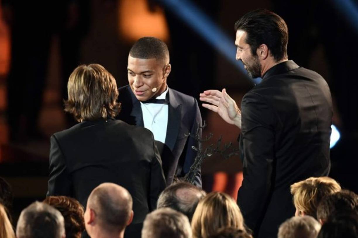 Luka Modric y Buffon felicitando a Mbappé por su Balón de Oro Sub-21.