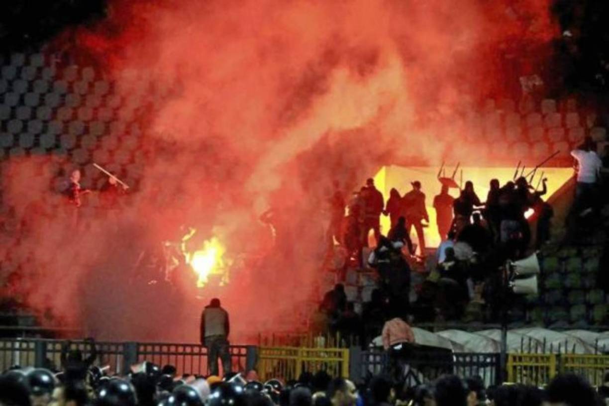 Tragedia en el estadio de Puerto de Said, Egipto (2012). Tragedia de Puerto Saíd es como se le denomina al suceso ocurrido el 1 de febrero de 2012 en el Estadio de Puerto Saíd, Egipto después de finalizar el partido por el campeonato de ese país entre el equipo local, el Al-Masry, y la visita, el Al-Ahly. El hecho provocó la muerte de 74 personas y cerca de mil resultaron heridos.