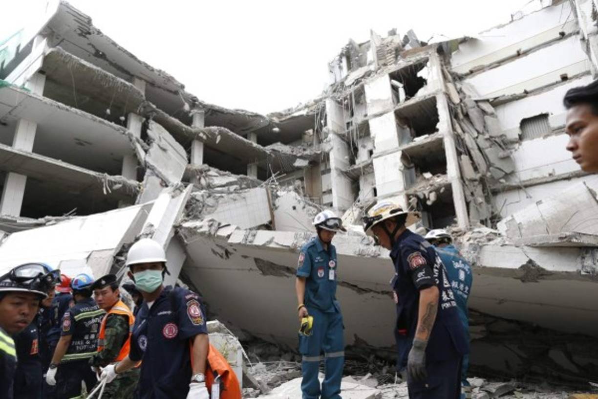 TAILANDIA. Miembros de los servicios de rescate buscan entre los escombros víctimas y supervivientes tras el derrumbe de un edificio en Bangkok (Tailandia) hoy, 16 de diciembre de 2016. Según varias informaciones, al menos dos trabajadores han muerto, dos permanecen desaparecidos y otros seis resultaron heridos después de que se desplomara un concesionario de coches que estaba en proceso de demolición. EFE/Rungroj Yongrit